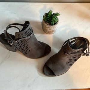American Eagle Outfitters size 7.5 heeled mule